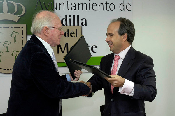 El alcalde de Boadilla del Monte, Arturo González Panero, y el presidente del Consejo de Dirección de la Sociedad General de Autores y Editores (SGAE), Eduardo Bautista
